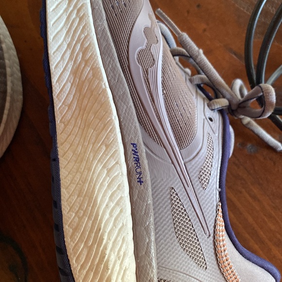 NWOT, Saucany,  Hurricane 23 shoes. - Picture 4 of 12